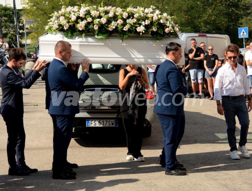 Palloncini bianchi al cielo per l'ultimo saluto a Giorgia Apollonio