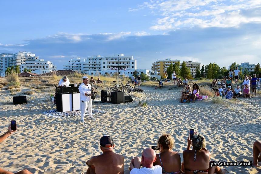 In tanti a San Salvo Marina per la magia del sax di Elpido Tornese al tramonto 