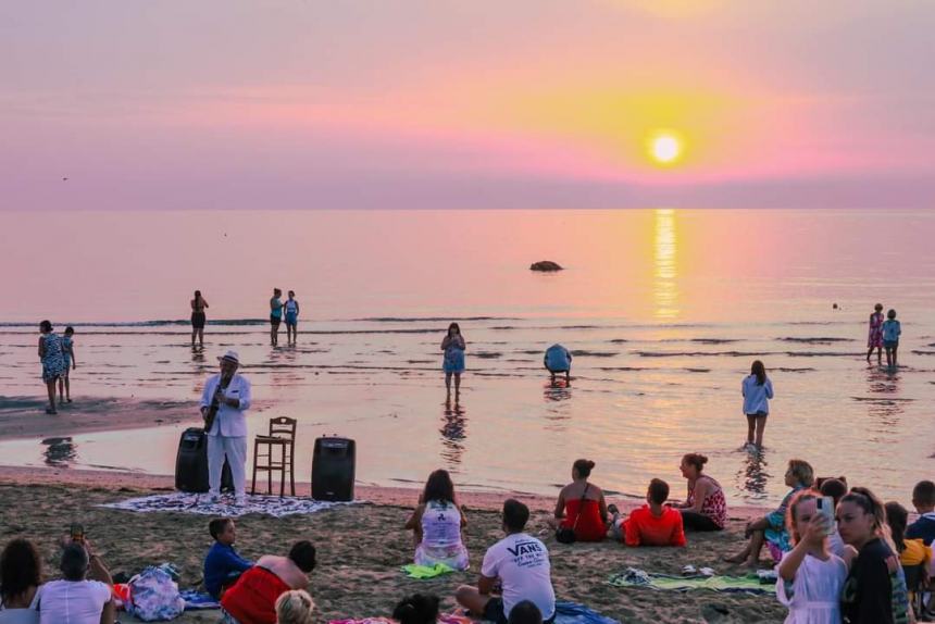 Alla Bagnante la magia del sax di Elpido Tornese accoglie l’alba sulla spiaggia 