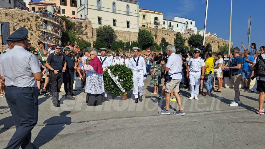 Sotto un cielo che brilla nell'acqua la processione a mare di San Basso