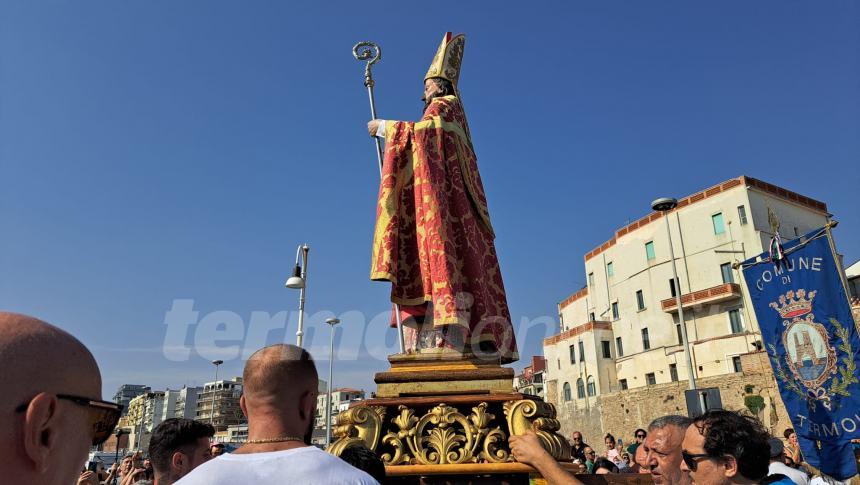 Sotto un cielo che brilla nell'acqua la processione a mare di San Basso