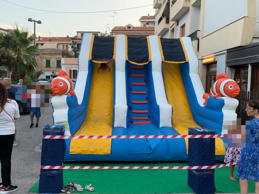 Vasto Marina si tinge di rosa: in migliaia sulla riviera per la “Notte delle Sirene”