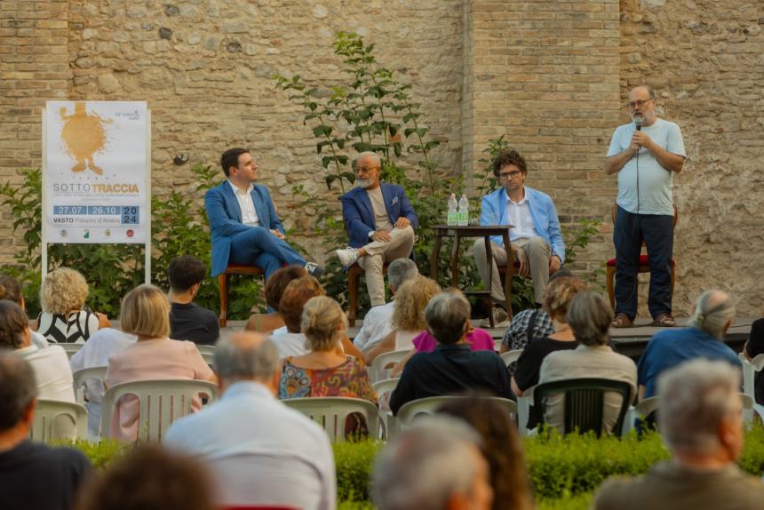 Numerosi visitatori a Palazzo d’Avalos per la mostra “Sottotraccia” del Premio Vasto