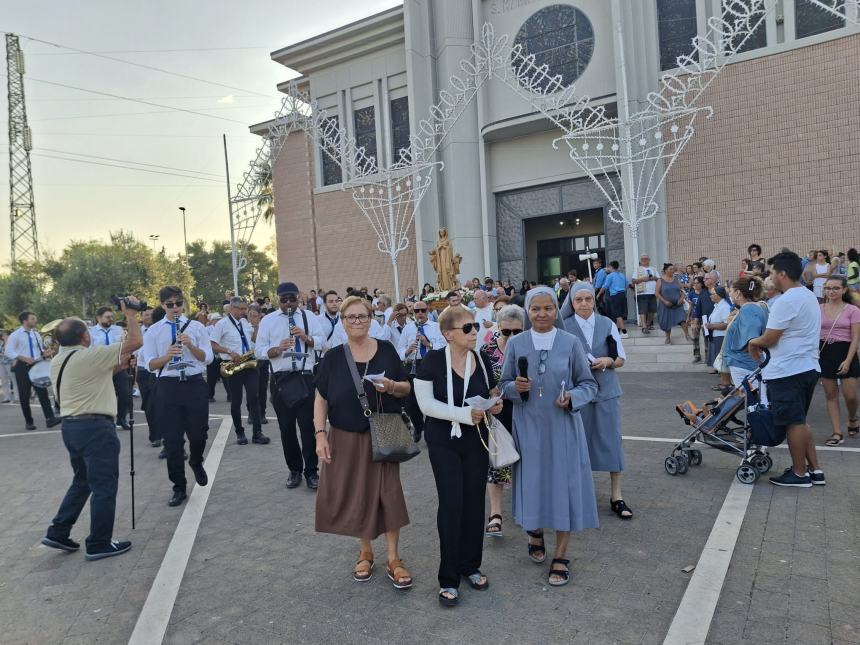 La statua della Madonna a Santa Maria degli Angeli in processione 