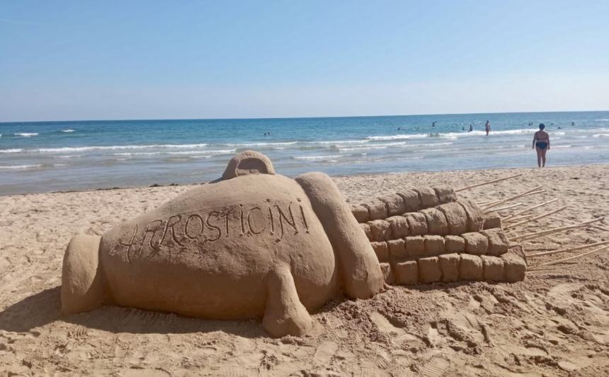 Gli arrosticini fanno impazzire i turisti, sulla spiaggia di Vasto la scultura di sabbia diventa virale