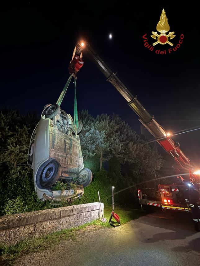 Escono fuoristrada con l'auto e finiscono sotto un ponte, illese due persone