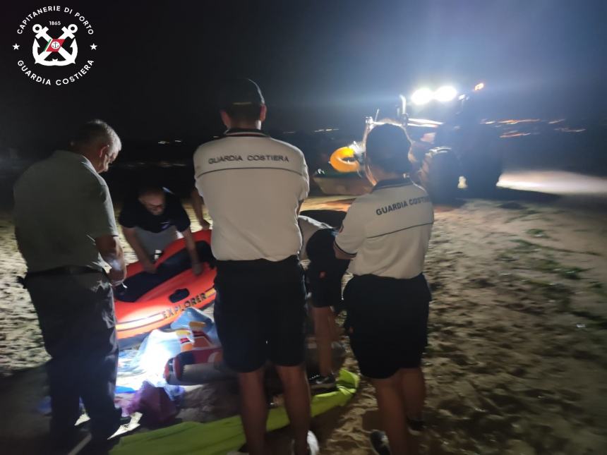 Blitz notturno sulla spiaggia: rimossi ombrelloni e sedie a sdraio  abusive