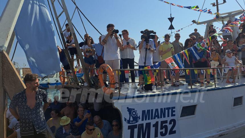 Sotto un cielo che brilla nell'acqua la processione a mare di San Basso