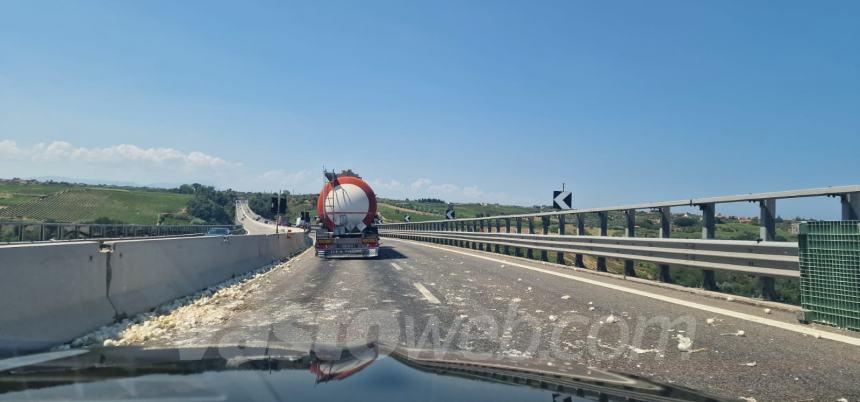 Camion perde carico di cipolle sull'A14, traffico in tilt