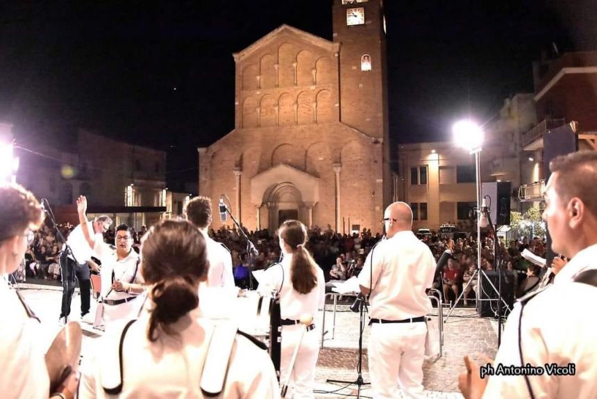 Trionfa la sansalvesità in piazza San Vitale con lo spettacolo dialettale “Di chi si lu feije?”