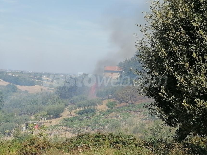 Incendio a Sant'Antonio Abate, intervengono i vigili del fuoco 