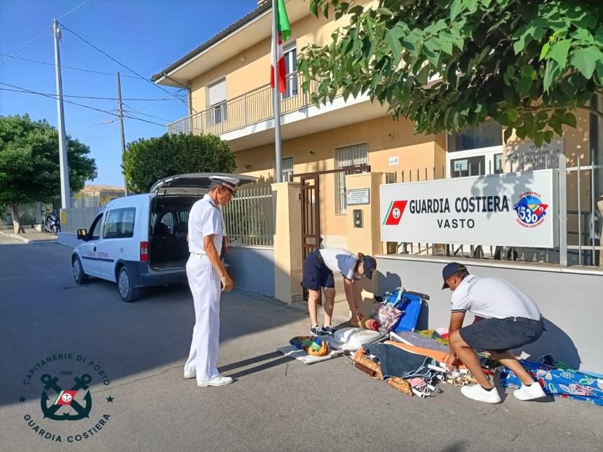 Blitz notturno sulla spiaggia: rimossi ombrelloni e sedie a sdraio  abusive