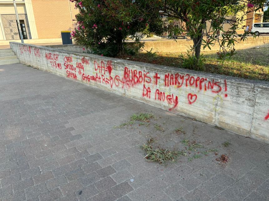 Piazza di Santa Maria degli Angeli ripulita dalle scritte