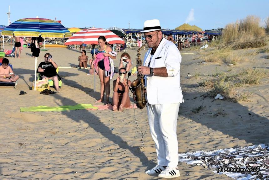 In tanti a San Salvo Marina per la magia del sax di Elpido Tornese al tramonto 