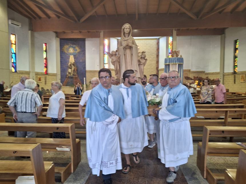 La statua della Madonna a Santa Maria degli Angeli in processione 