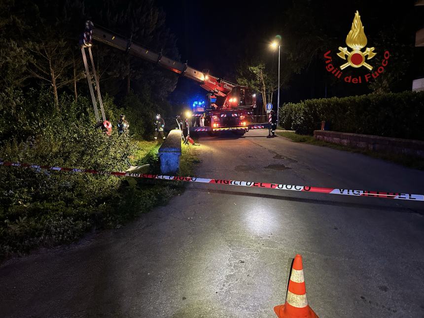 Escono fuoristrada con l'auto e finiscono sotto un ponte, illese due persone