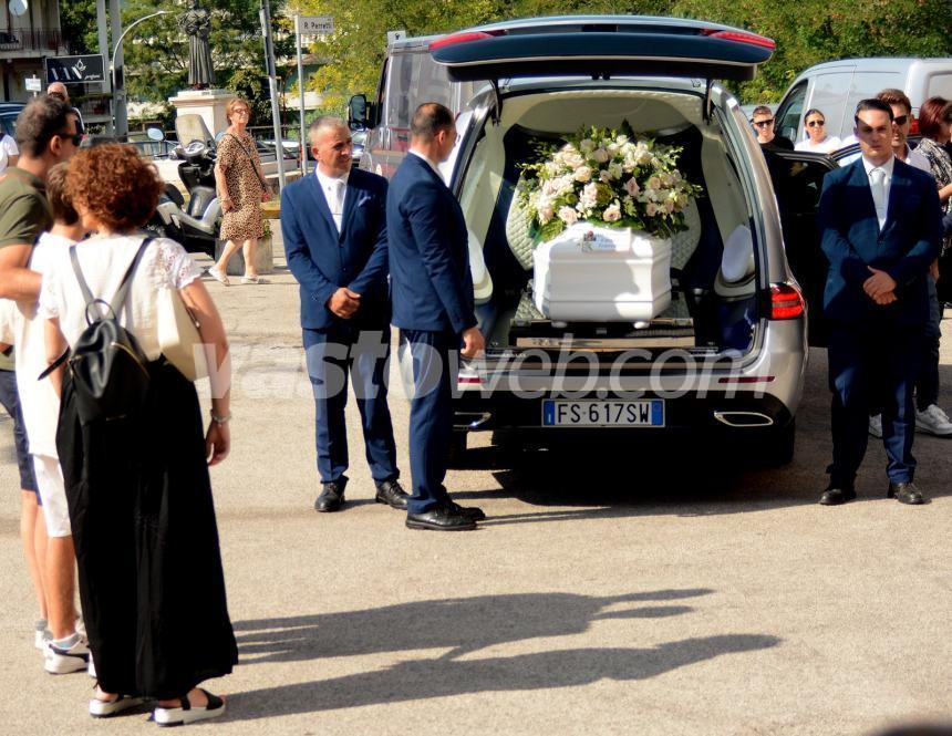 Palloncini bianchi al cielo per l'ultimo saluto a Giorgia Apollonio