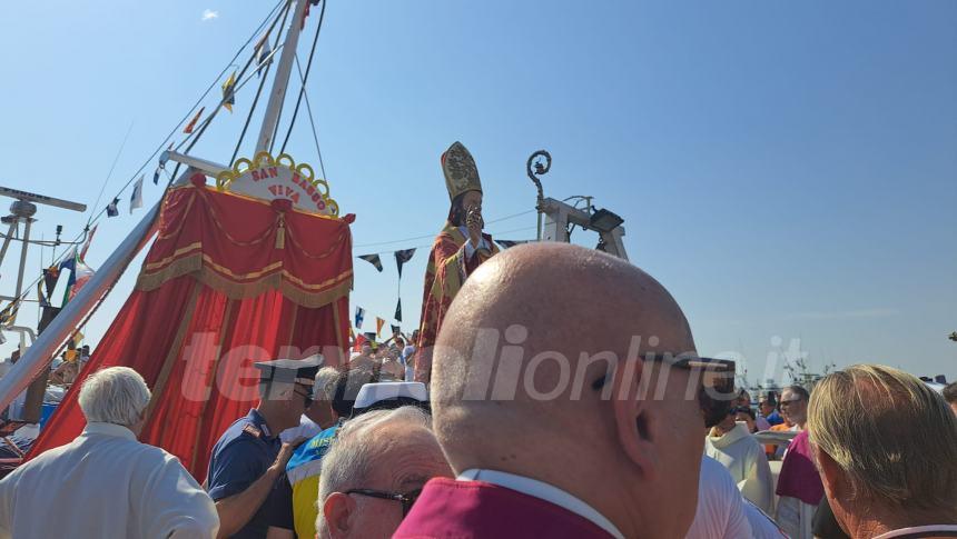 Sotto un cielo che brilla nell'acqua la processione a mare di San Basso