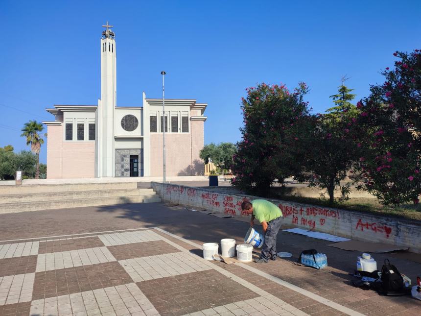 Piazza di Santa Maria degli Angeli ripulita dalle scritte