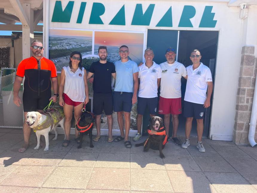 Cani di salvataggio in azione sulla spiaggia di Campomarino lido