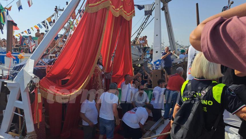 Sotto un cielo che brilla nell'acqua la processione a mare di San Basso