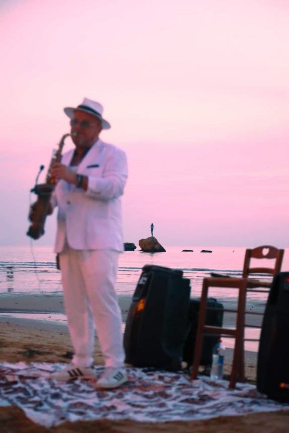 Alla Bagnante la magia del sax di Elpido Tornese accoglie l’alba sulla spiaggia 