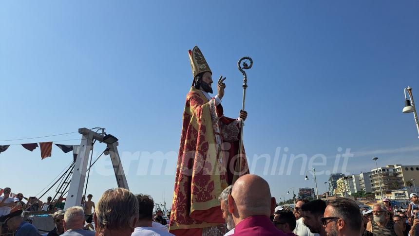 Sotto un cielo che brilla nell'acqua la processione a mare di San Basso