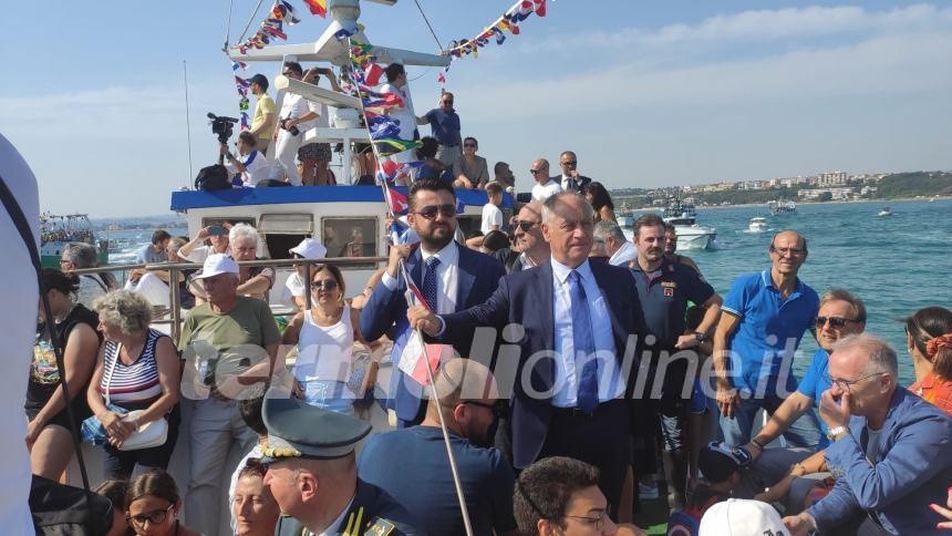 Sotto un cielo che brilla nell'acqua la processione a mare di San Basso