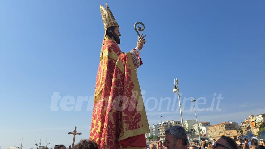 Sotto un cielo che brilla nell'acqua la processione a mare di San Basso