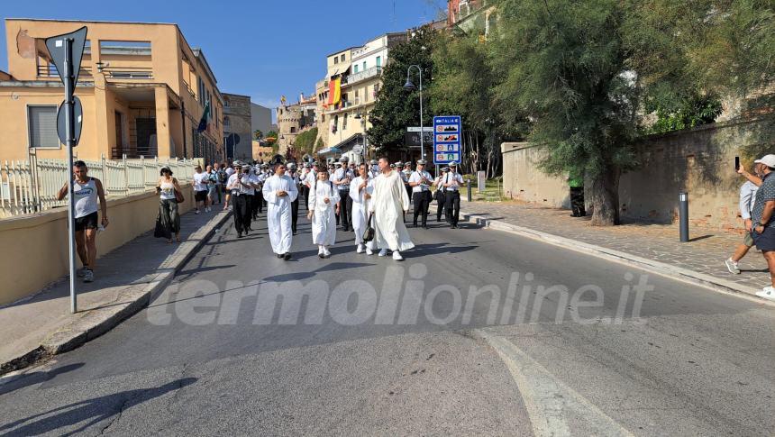 Sotto un cielo che brilla nell'acqua la processione a mare di San Basso