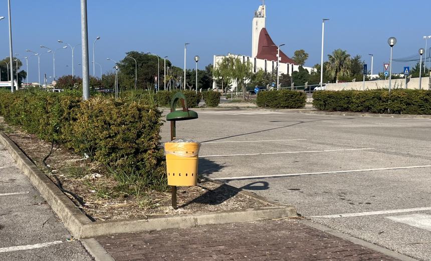 Svuotati i cestini nel parcheggio del San Timoteo