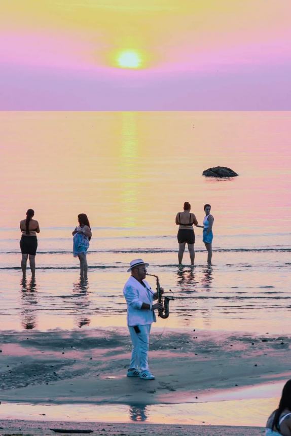 Alla Bagnante la magia del sax di Elpido Tornese accoglie l’alba sulla spiaggia 