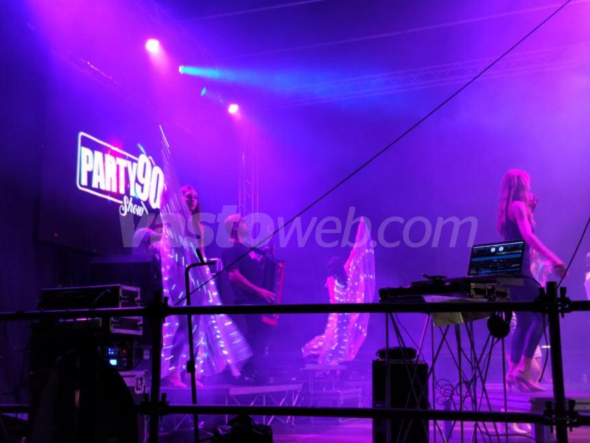 "Party90 Show", Casalbordino lido in festa con Roby Santini nella  1ª "Notte delle Stelle"