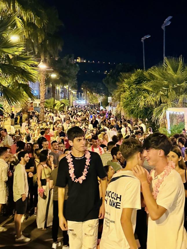 Vasto Marina si tinge di rosa: in migliaia sulla riviera per la “Notte delle Sirene”