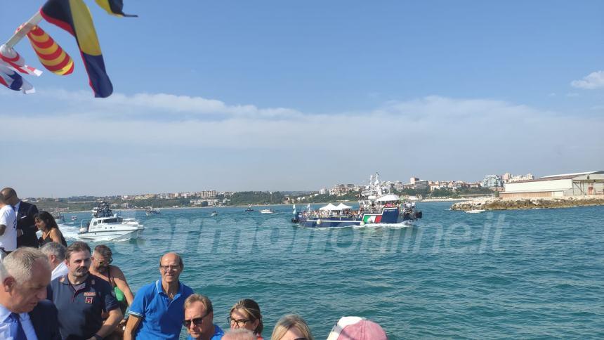 Sotto un cielo che brilla nell'acqua la processione a mare di San Basso