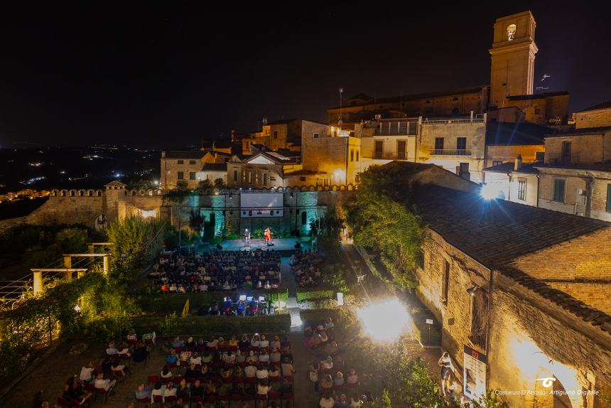 Paola Turci con la sua voce dipinge un affresco della grande musica italiana ai Giardini d'Avalos