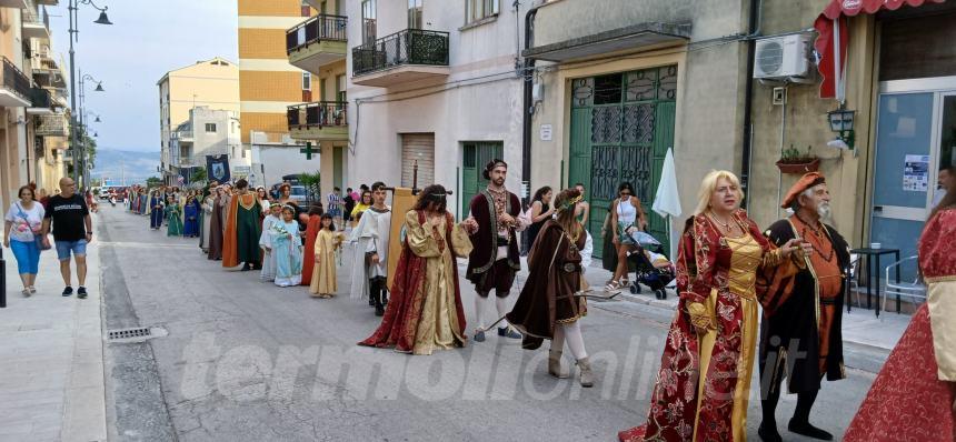 I colori della tradizione: il successo del Palio di San Nicola 