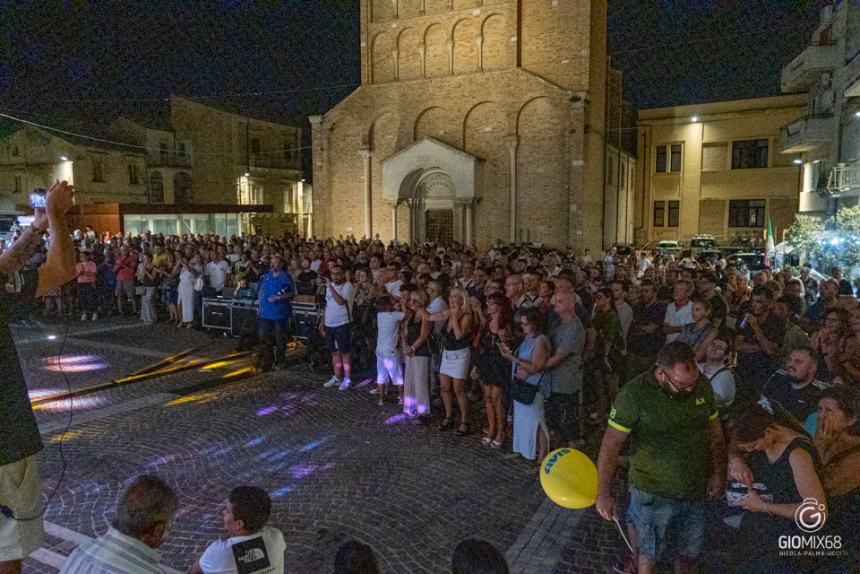 Vincenzo Olivieri, Min & Mal e artisti di strada: in migliaia a San Salvo per “Nottambula”