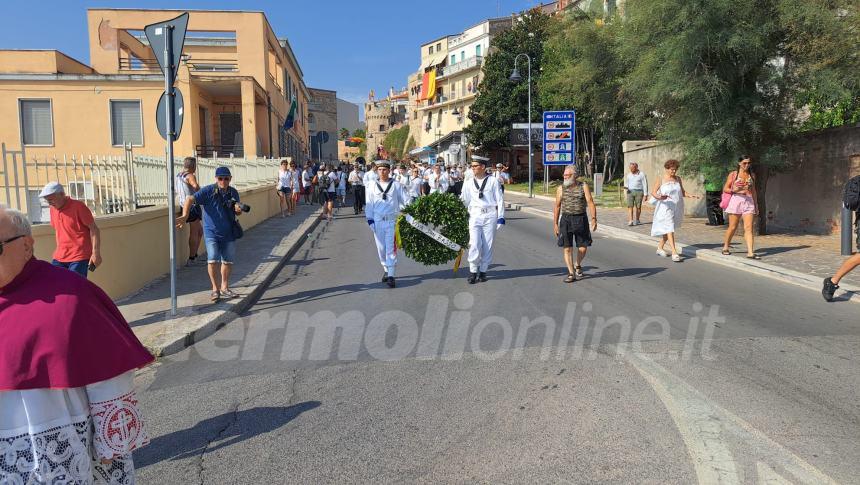 Sotto un cielo che brilla nell'acqua la processione a mare di San Basso