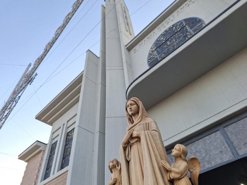 La statua della Madonna a Santa Maria degli Angeli in processione 