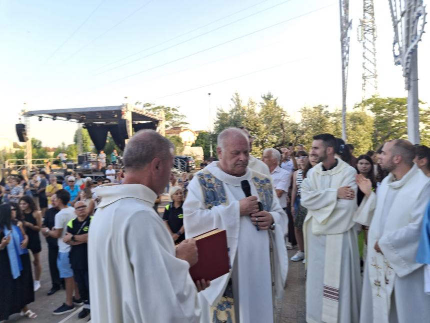 La statua della Madonna a Santa Maria degli Angeli in processione 