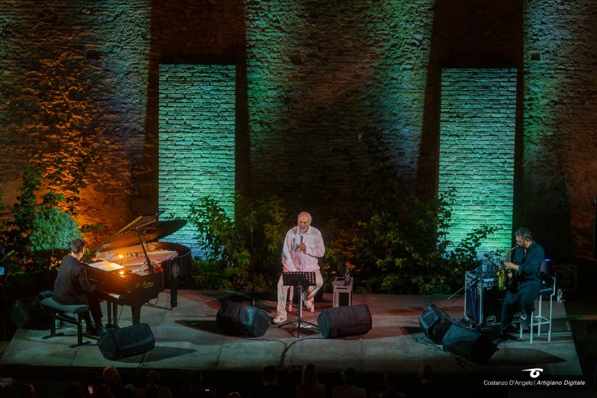 “Euphonia Suite” di Eugenio Finardi incanta il pubblico dei Giardini d’Avalos