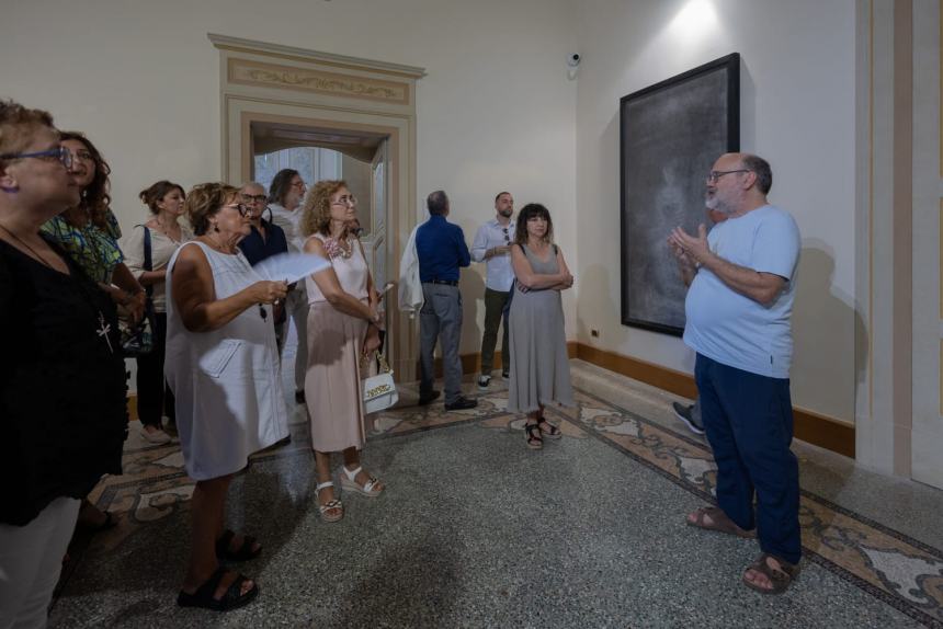 Numerosi visitatori a Palazzo d’Avalos per la mostra “Sottotraccia” del Premio Vasto