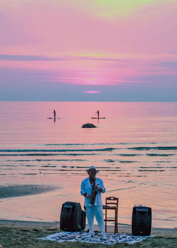 Alla Bagnante la magia del sax di Elpido Tornese accoglie l’alba sulla spiaggia 