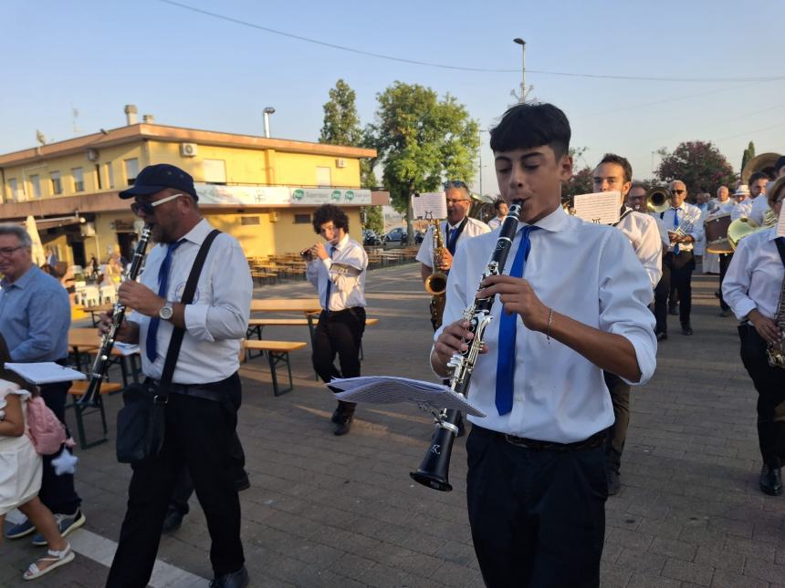 La statua della Madonna a Santa Maria degli Angeli in processione 