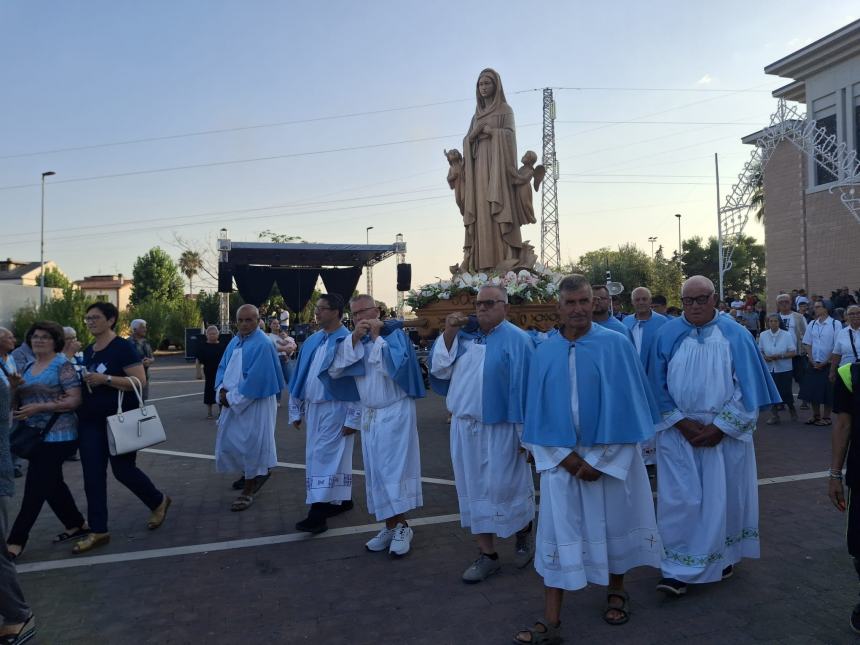 La statua della Madonna a Santa Maria degli Angeli in processione 