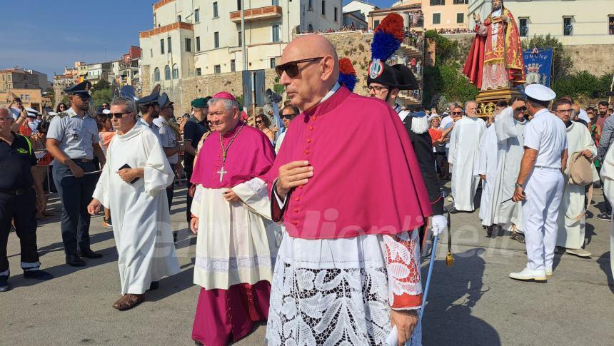 Sotto un cielo che brilla nell'acqua la processione a mare di San Basso