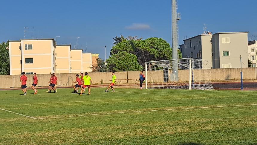 L'allenamento congiunto allo stadio Cannarsa Termoli 1920-Montenero calcio