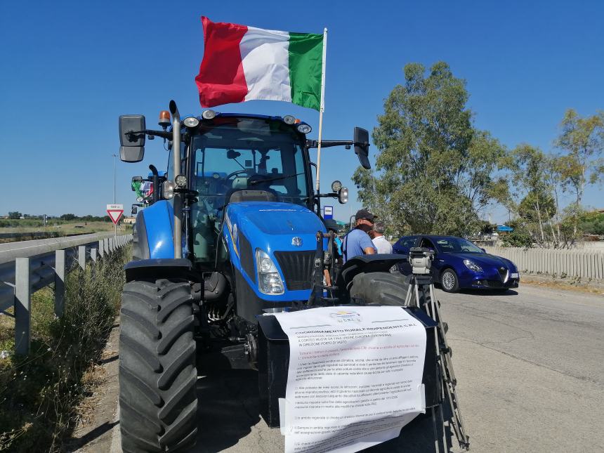 Protesta dei trattori a Vasto: "Un'azienda media ha perso 100 mila euro, oltre a investimenti fatti"