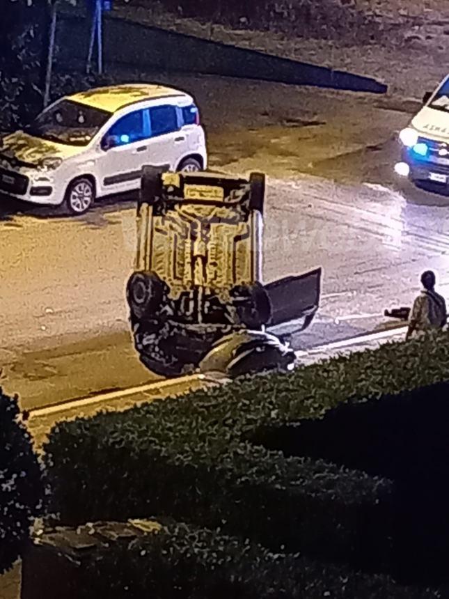 Auto si ribalta in via Alcide De Gasperi, un ferito